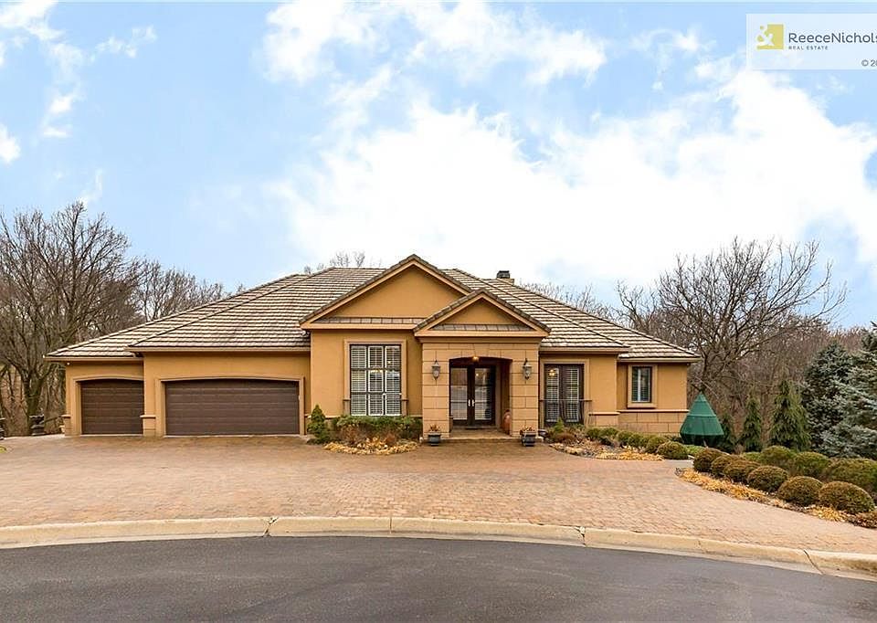 Wooded Cul-De-Sac Lot Brick Paved Driveway