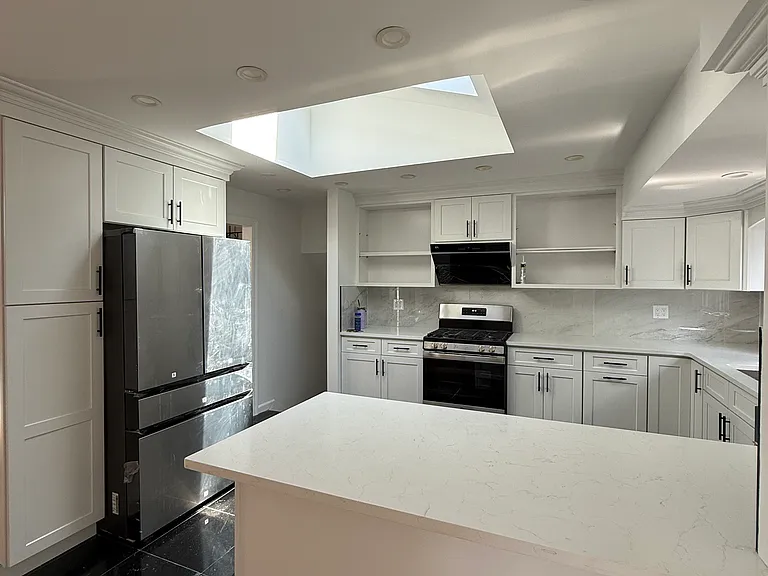 48 Robin Ln — Photo 2