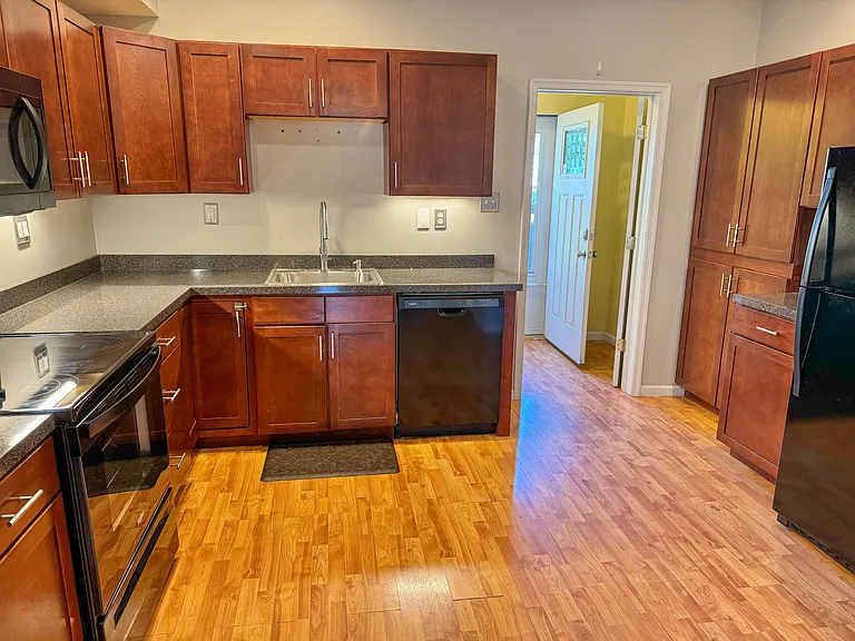 687 State St — Photo 7