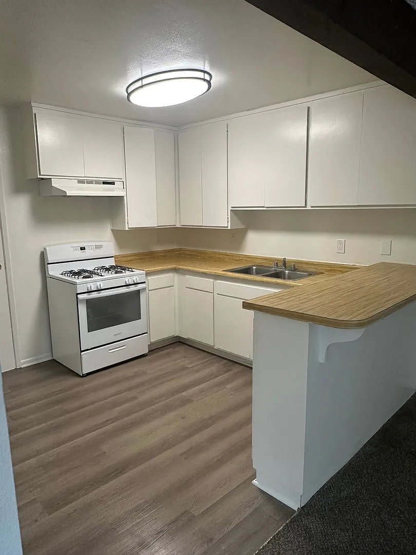 2 Bedroom 1 Bath Downstairs Unit On Silverstrand Beach — Photo 3