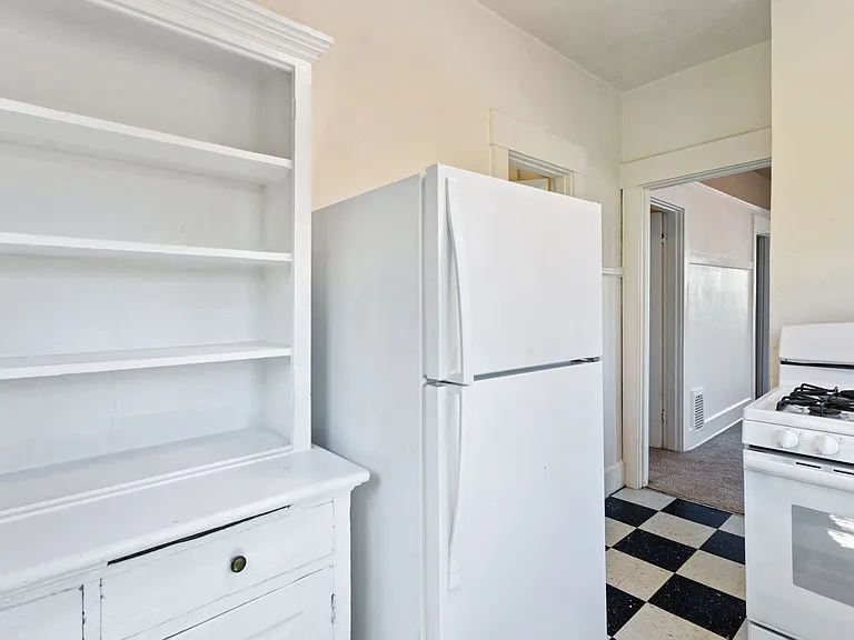 1 Bedroom with den close to SW! Walking distance to Providence Park! — Photo 7