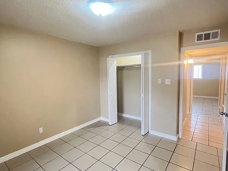 Town Oaks Apartments — Photo 25