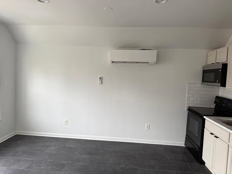 439 W Bringhurst St #C — Photo 3