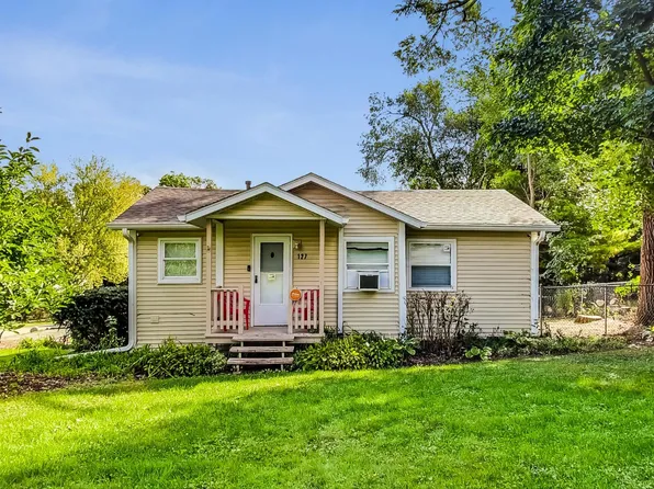 127 Meadow Ln, Oakwood Hills, IL 60013