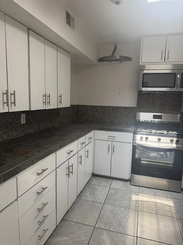 4 bed, 2.5 bath, 2156 sqft, $2,500 — Photo 3