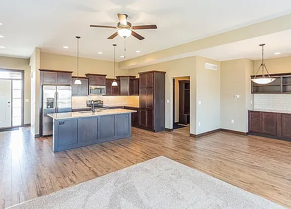 1658 Glade Dr SW — Photo 3