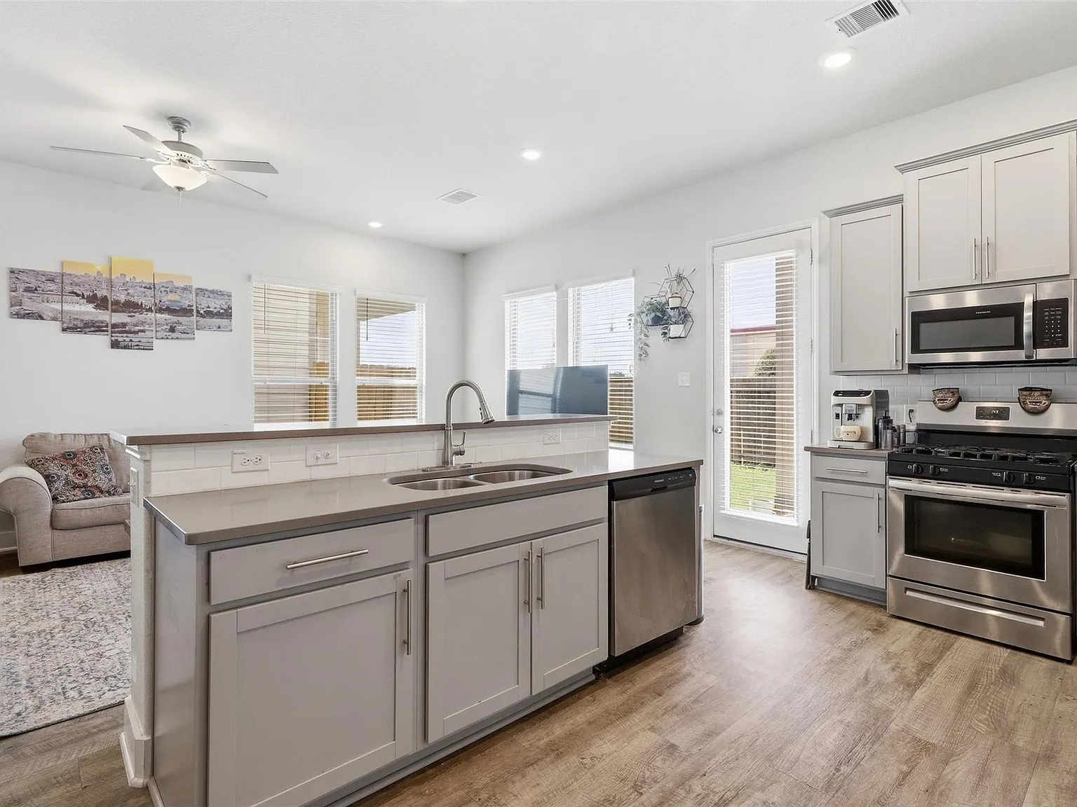 3 bed, 2.5 bath, 1768 sqft, $2,250 — Photo 4