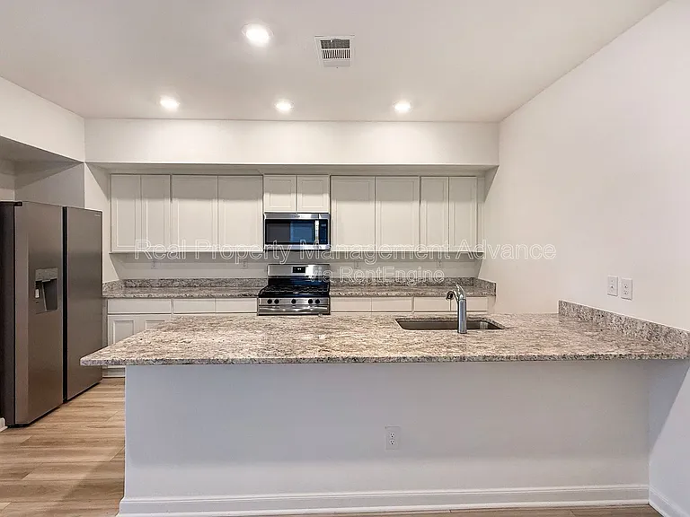 303 Stone Ct — Photo 6