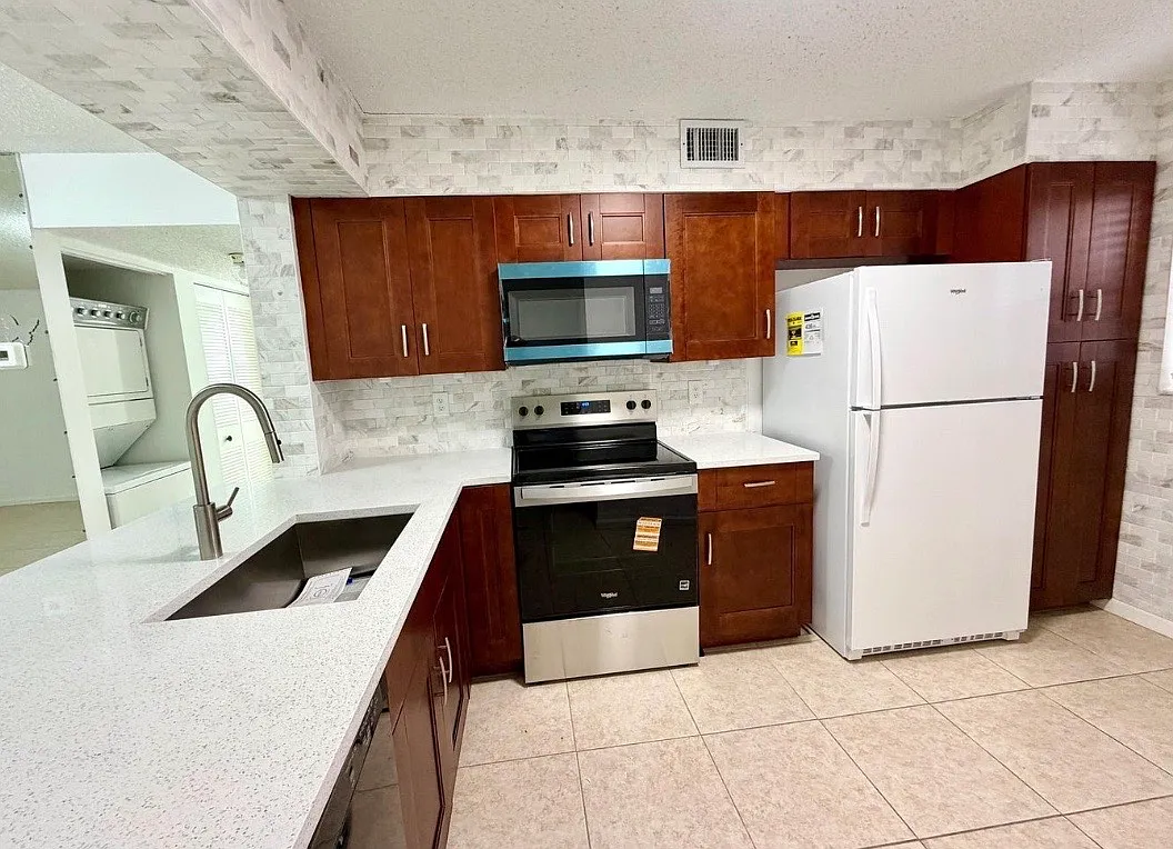 Building Photo - 3355 Jaywood Ter #J111