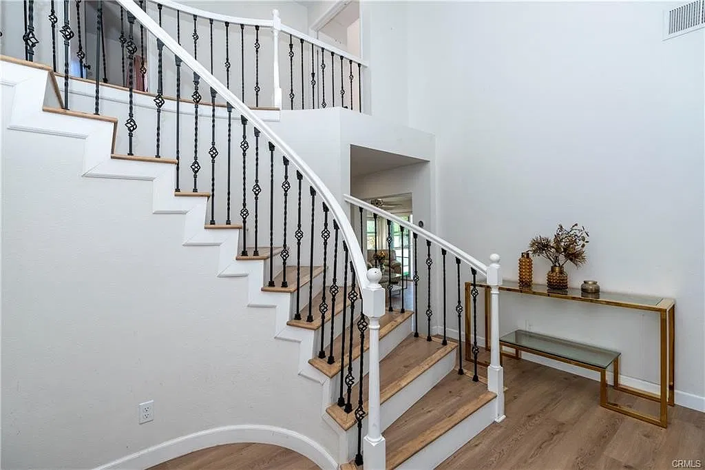 4 bed, 1969 sqft, $3,990 — Photo 2