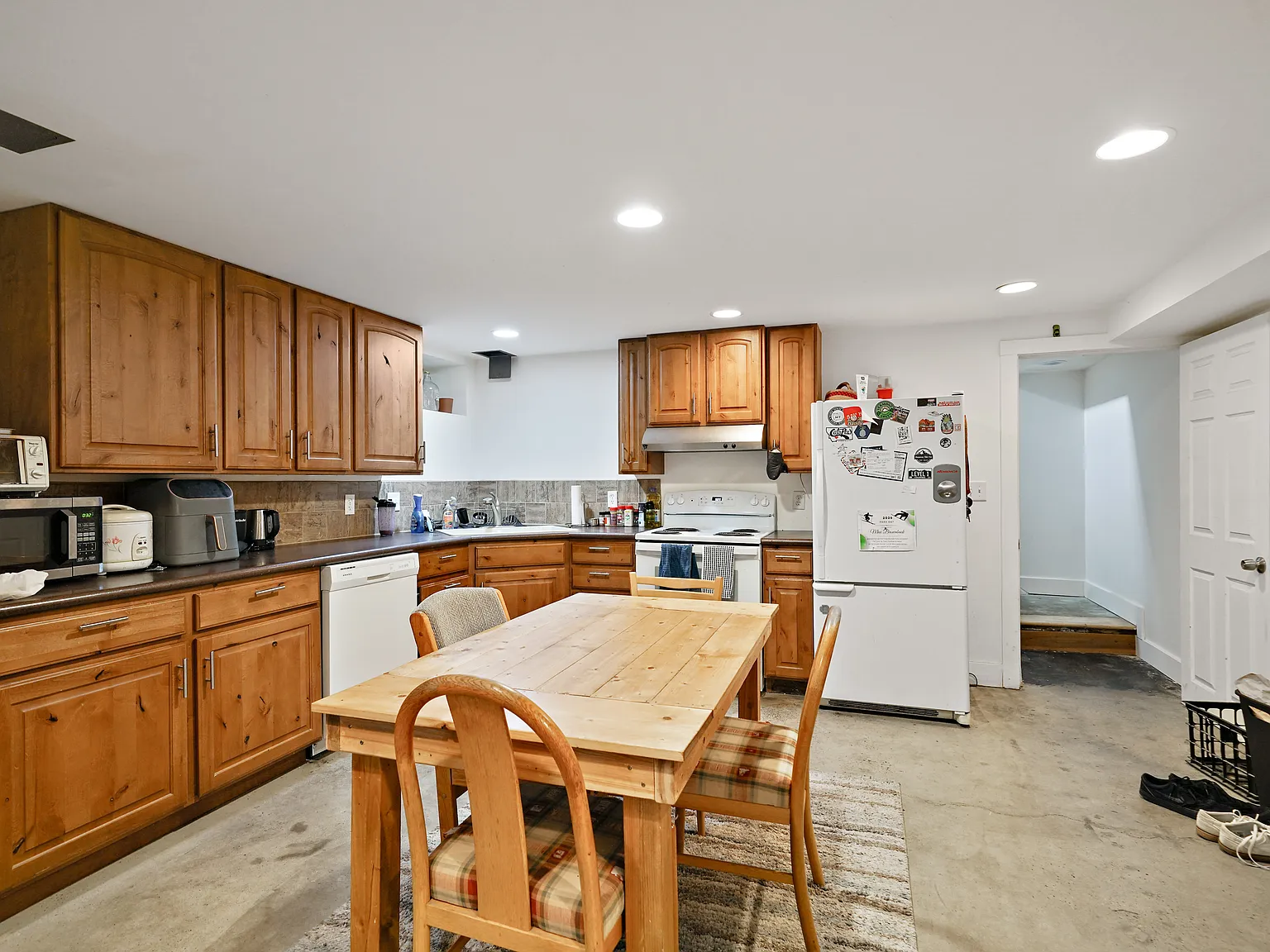 3 bed, 1200 sqft, $2,500 — Photo 3