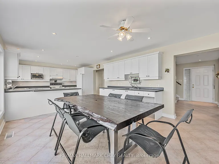 2653 Leonard St — Photo 16