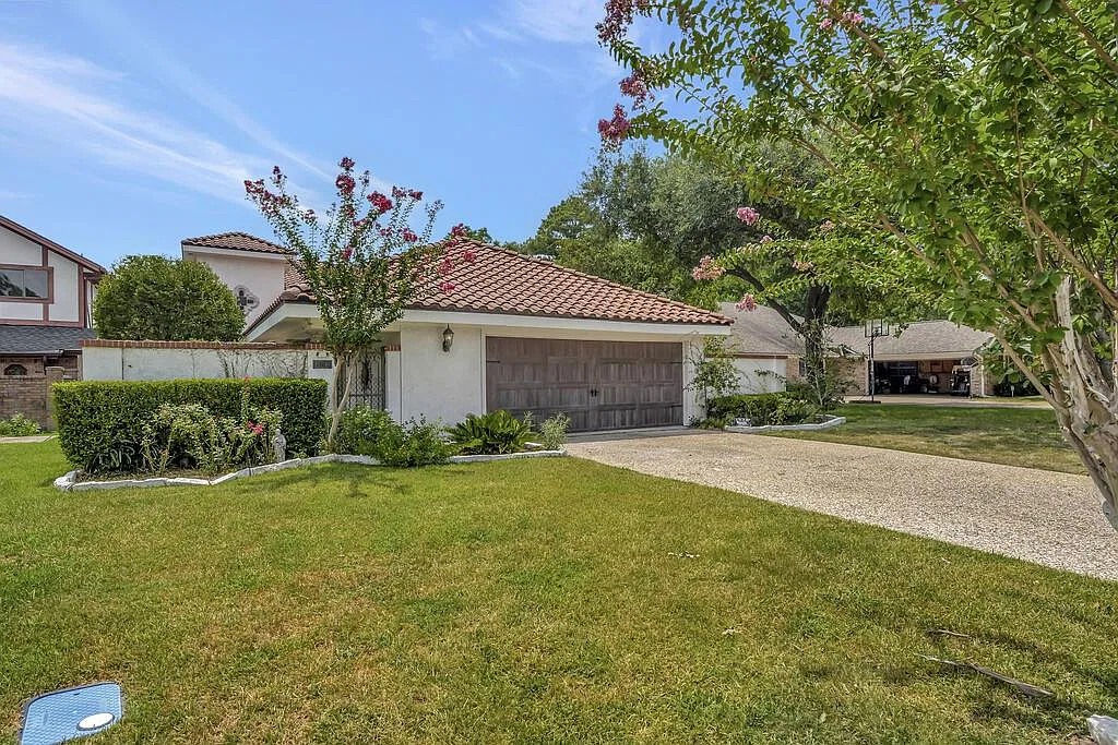 3 bed, 2.5 bath, 3200 sqft, $2,900 — Photo 1