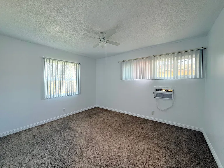 331 E Live Oak St — Photo 17