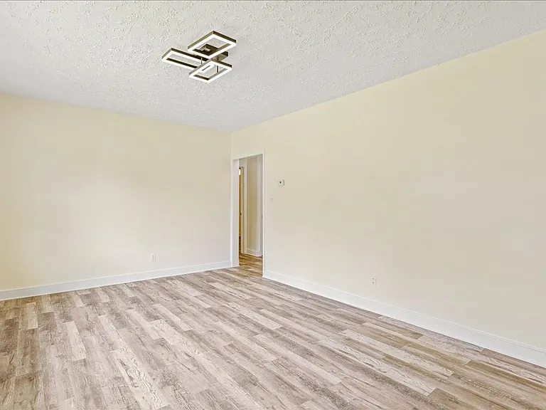 750 Hampton Rd — Photo 4