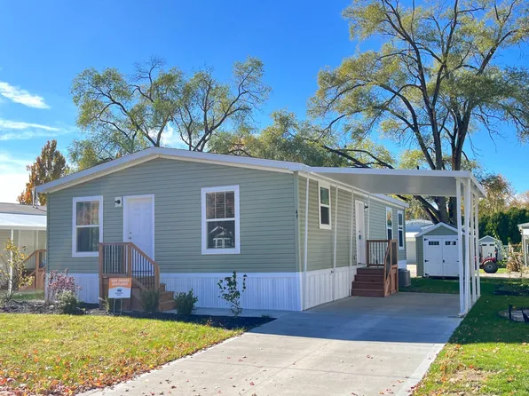 49 Flagler Dr, Olmsted Falls, OH 44138