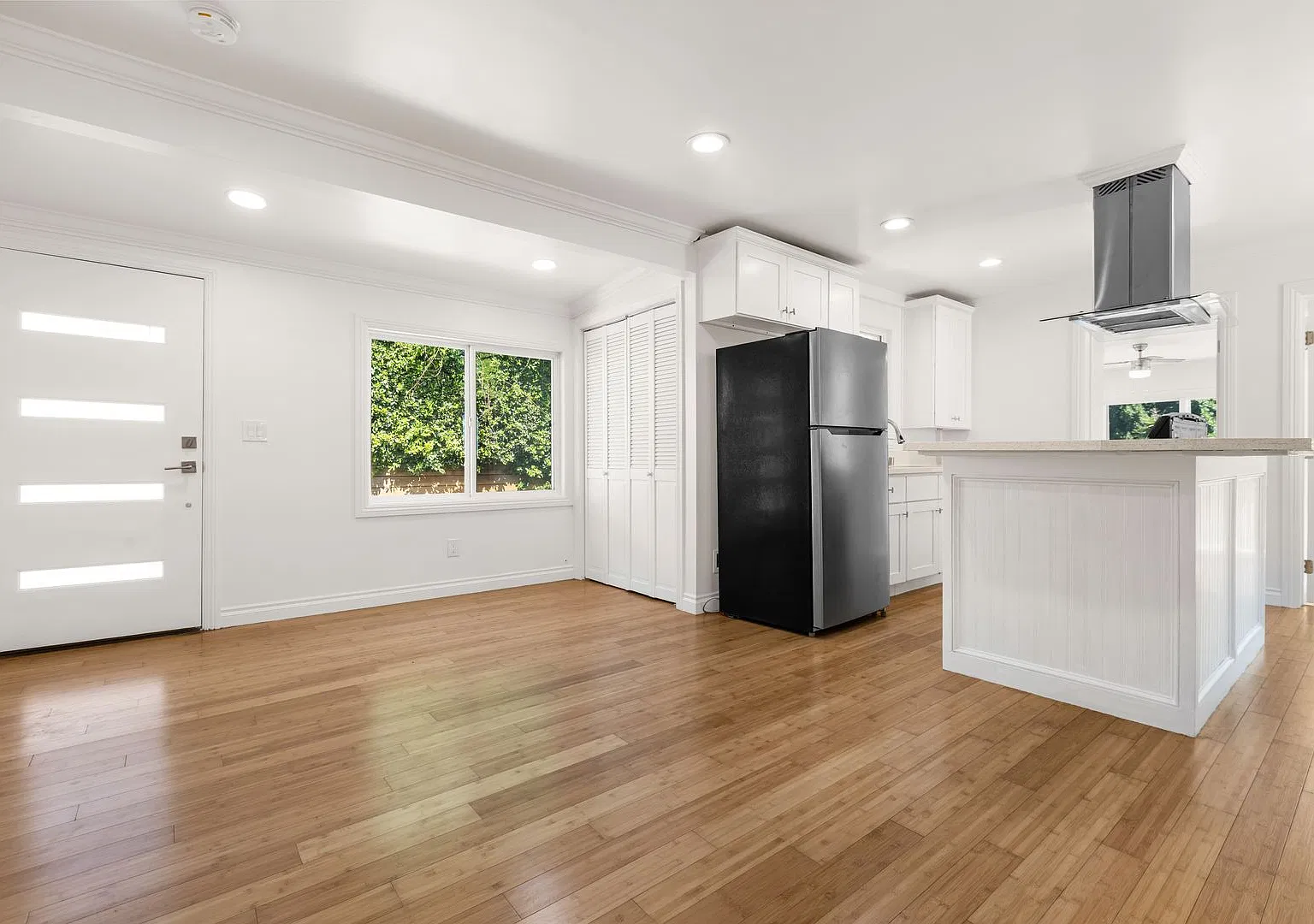 3 bed, 2 bath bungalow style home with large wrap around balcony in Silver Lake is now available! — Photo 3
