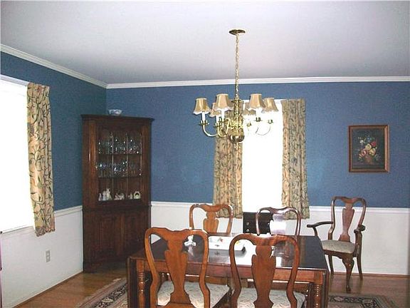 Dining room with chair rail