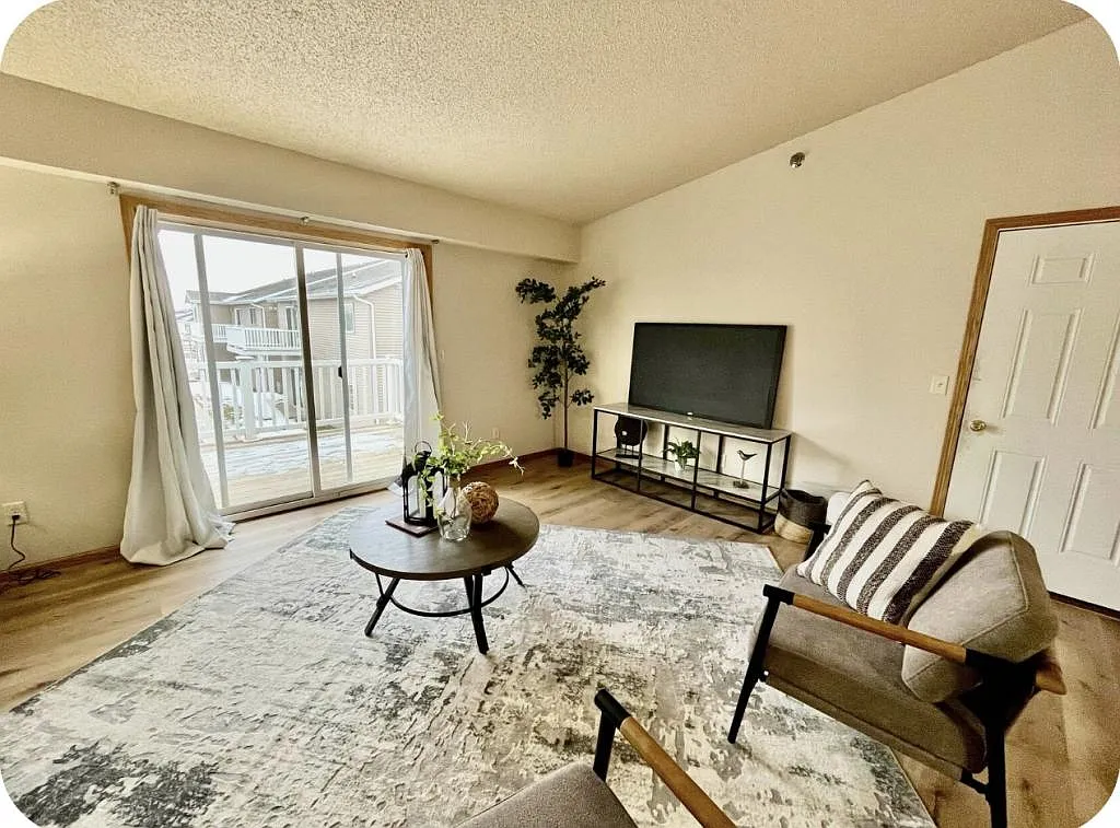 4020 McKenzie Dr SE — Photo 2