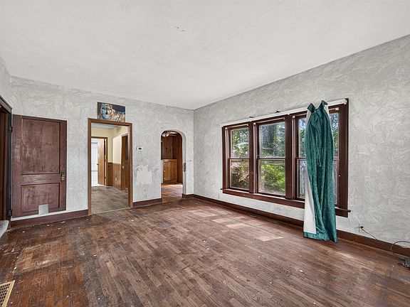 3rd image of 315 E Division Ave