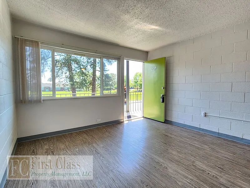 Bradley Apartments — Photo 2