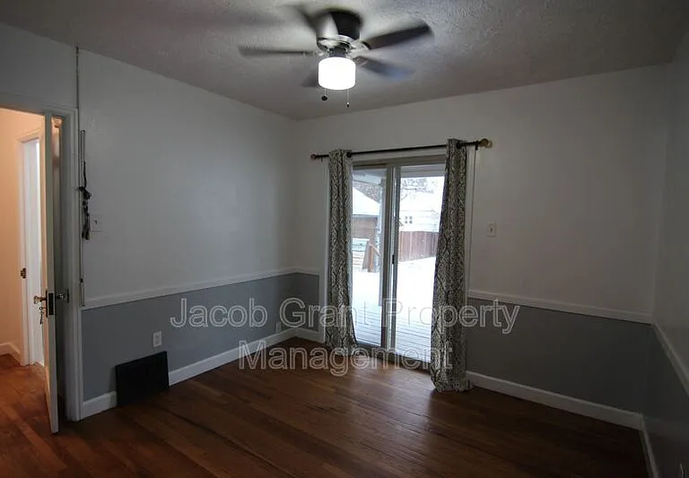 164 E 13th St — Photo 7