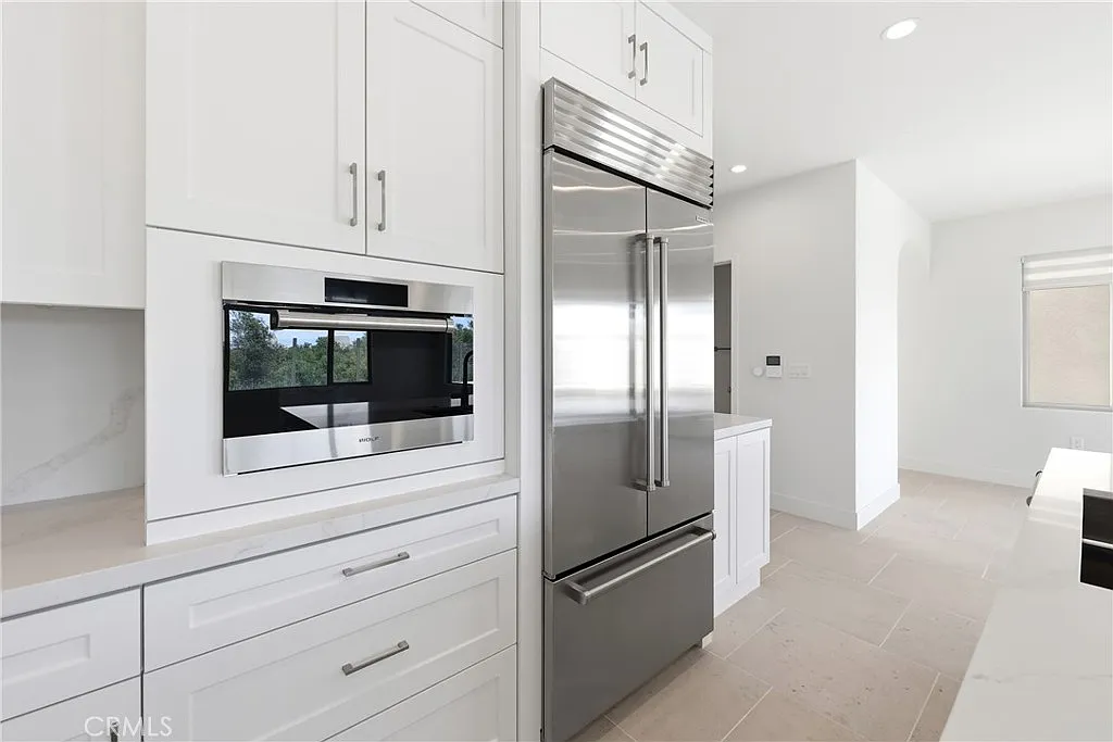 3 bed, 2.5 bath, 1493 sqft, $6,200 — Photo 3