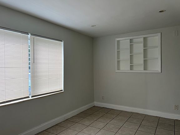 5th image of 732 Moffett St #1