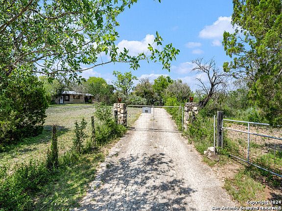 3rd image of 932 Toepperwein Rd