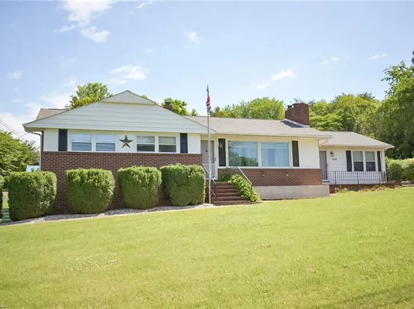 1304 Forrest Dr, Mount Airy, NC 27030