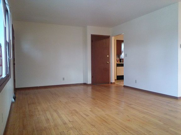 Livingroom with hardwood floors