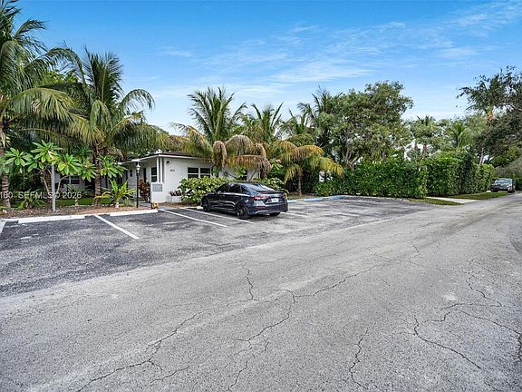 4th image of 859 NE 90th St