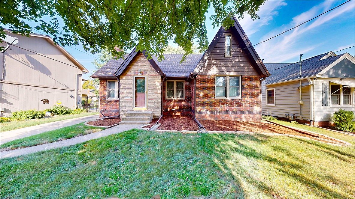 2121 40th St, Des Moines, IA 50310 Zillow