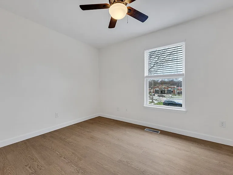 684 E College St — Photo 15