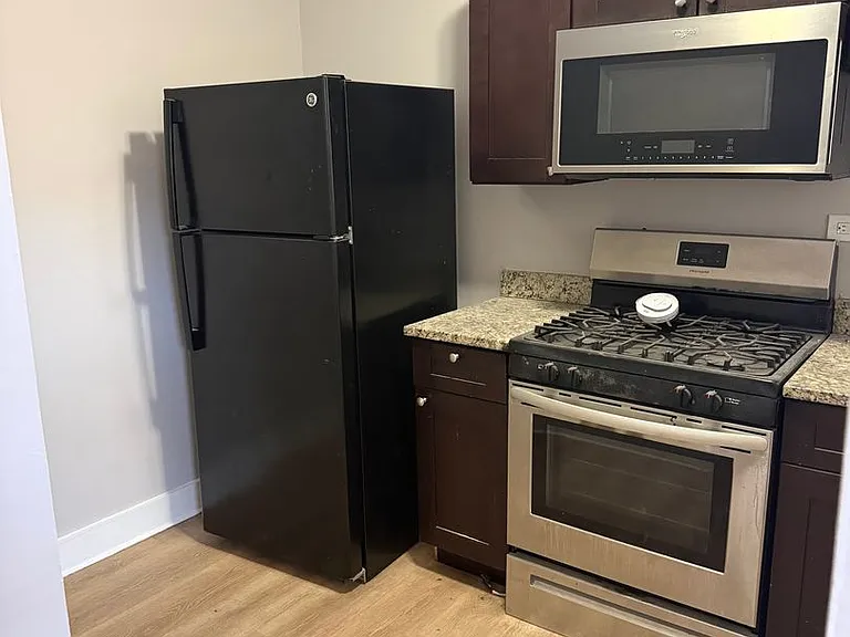 SPACIOUS 2 BEDROOM APARTMENTS AVAILABLE — Photo 9