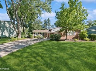 716 Liberty Bell Ln, Libertyville, IL 60048