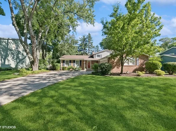 716 Liberty Bell Ln, Libertyville, IL 60048