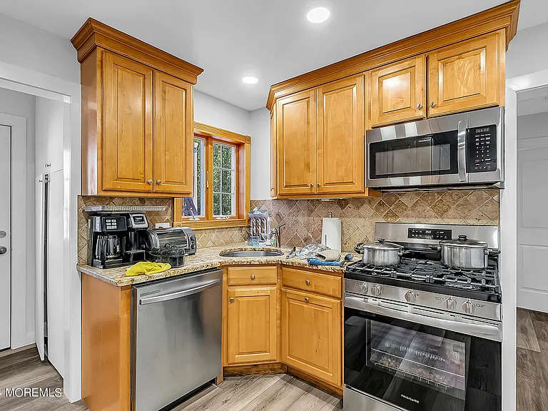 295 Jerome Ave — Photo 9