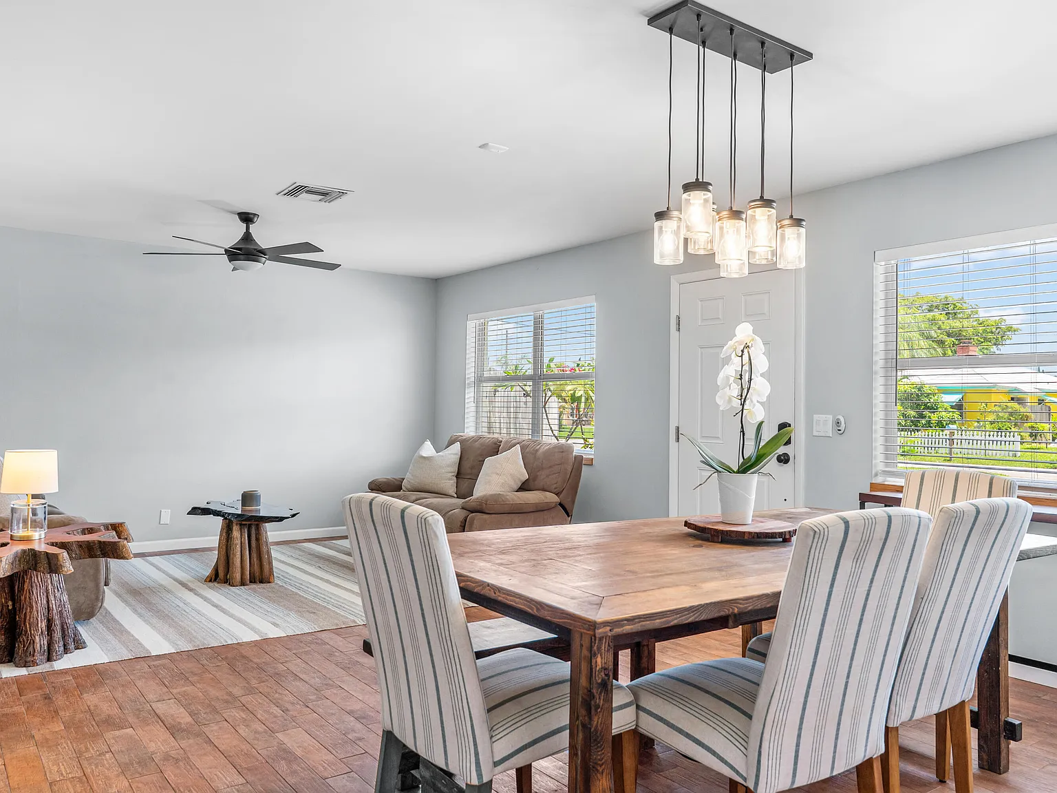 3 bed, 2.0 bath, 1917 sqft, $4,000 — Photo 1