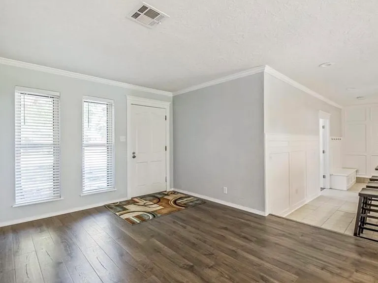 1037 Mobile Cir — Photo 2