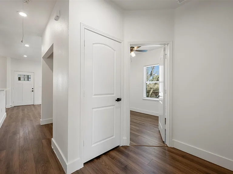 15407 Armstrong Ave — Photo 21
