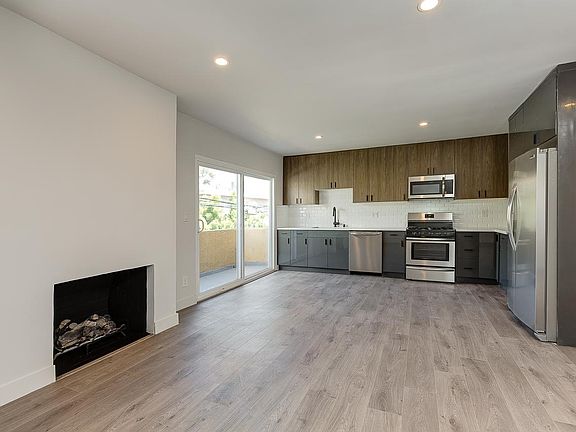 2nd image of 3652 Clarington Ave APT 5