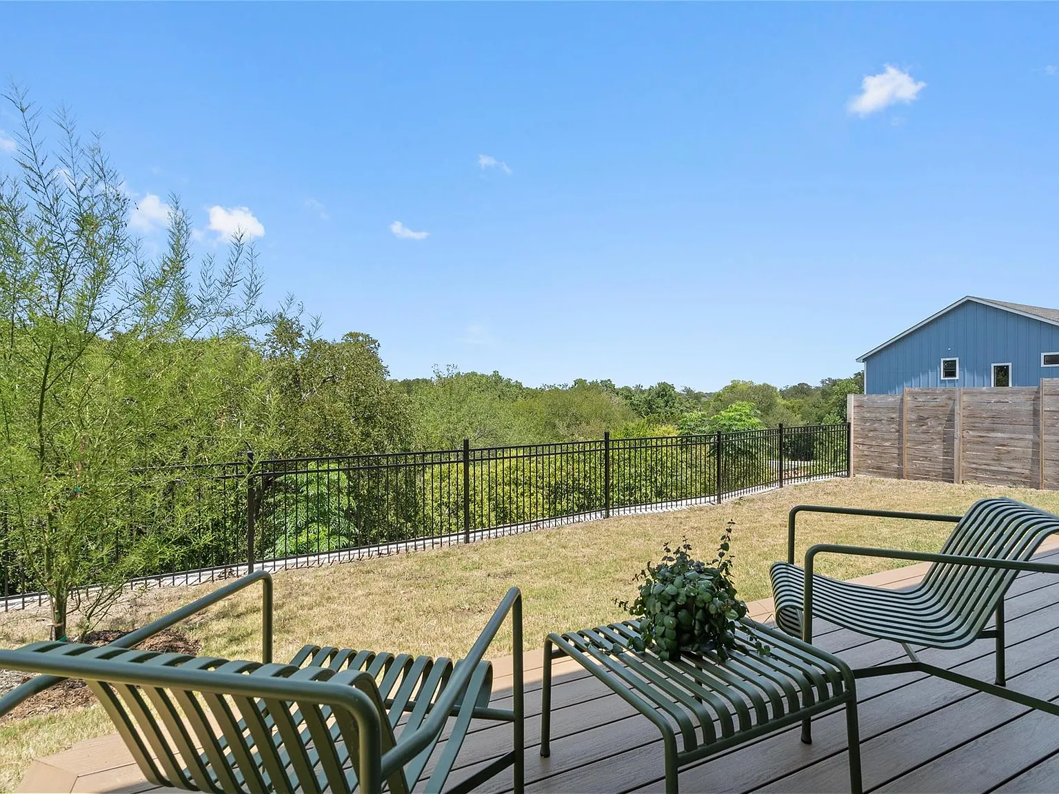 3 bed, 2.5 bath, 1400 sqft, $3,330 — Photo 2