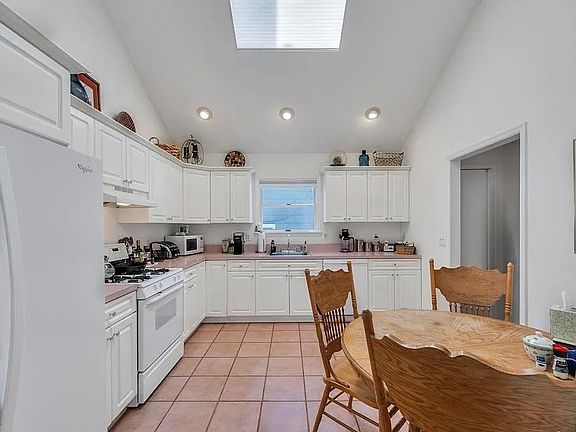 4th image of 18 Hillcrest St Floor 2