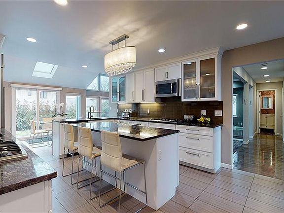 3rd image of 2440 Blossom Ln