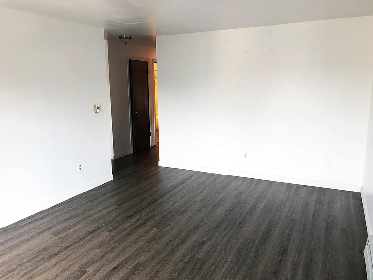 2121 E Jefferson St — Photo 4