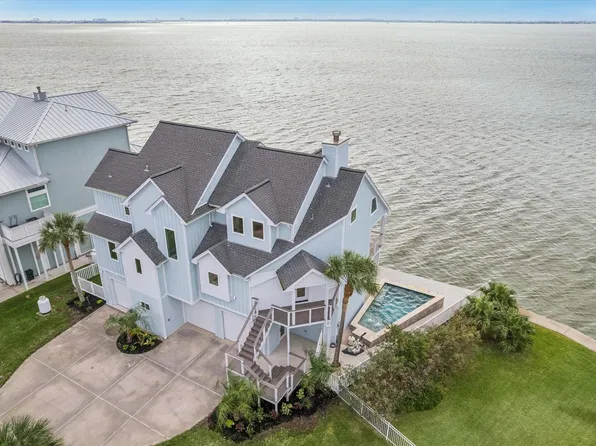 143 Bora Bora Dr, Tiki Island, TX 77554