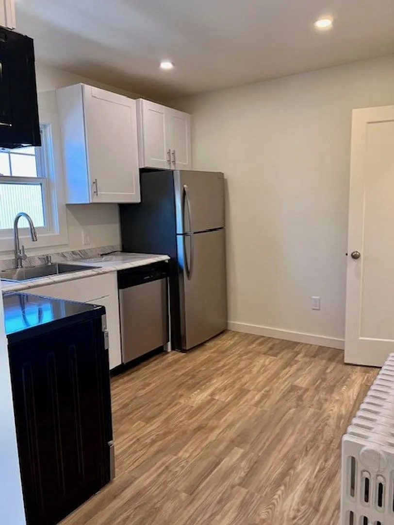 549 Albany Ave - Apts — Photo 4