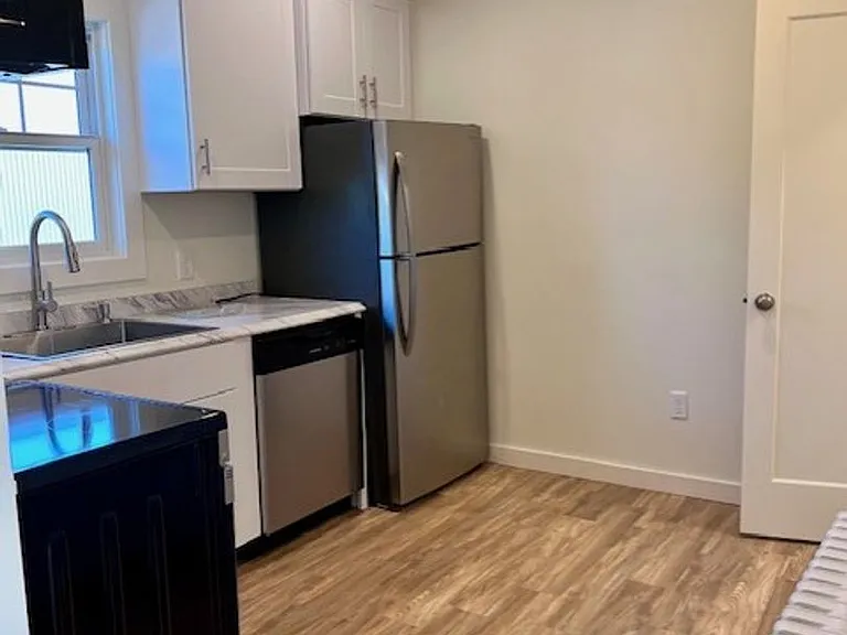 549 Albany Ave — Photo 4