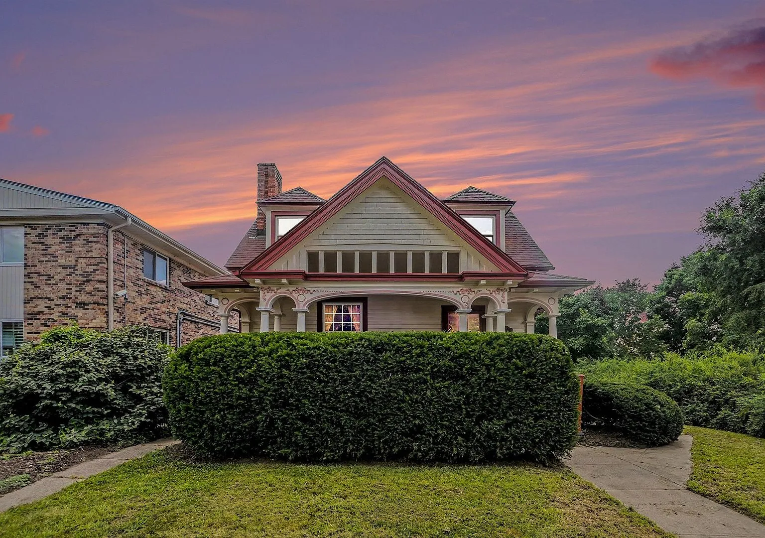 Fully Furnished Private 2 Bed + 2 Bath Apartment in Historic Omaha Home — Photo 1